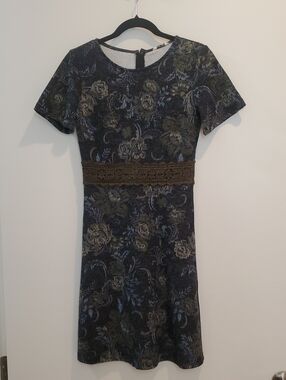 Short-Sleeve Floral Jacquard Dress with Lace Waistband in Navy and Olive